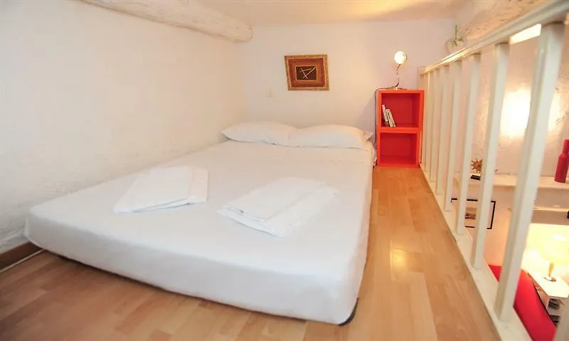 Appartement Rustique De Deux Pieces, Pont Vieux Nice France